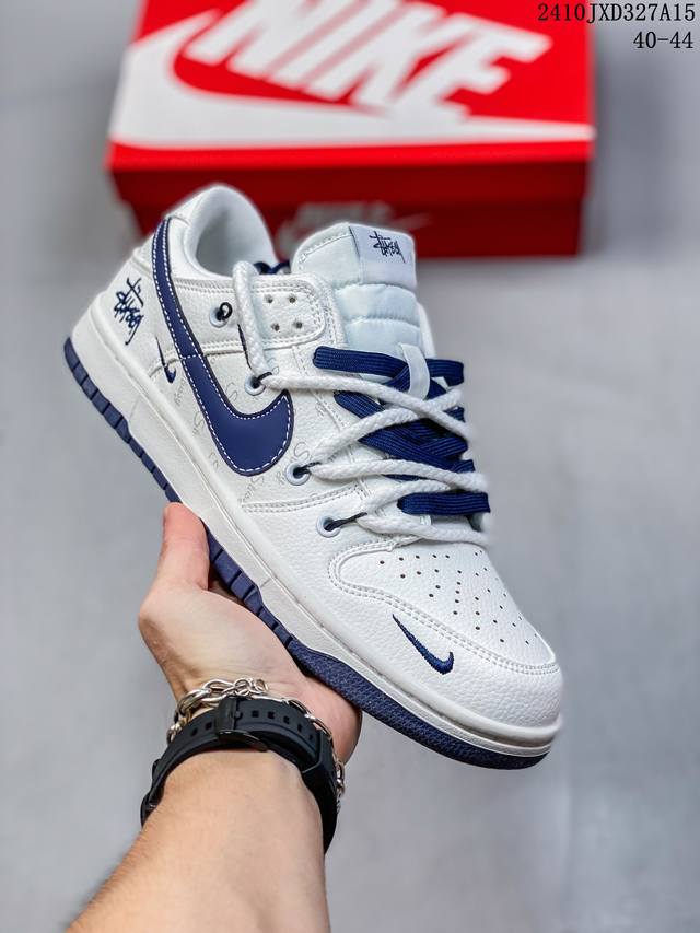 耐克 Nike Dunk Low Retro 运动鞋复古板鞋 双鞋带 解构绑带，作为 80 年代经典篮球鞋款，起初专为硬木球场打造，后来成为席卷街头的时尚标杆，