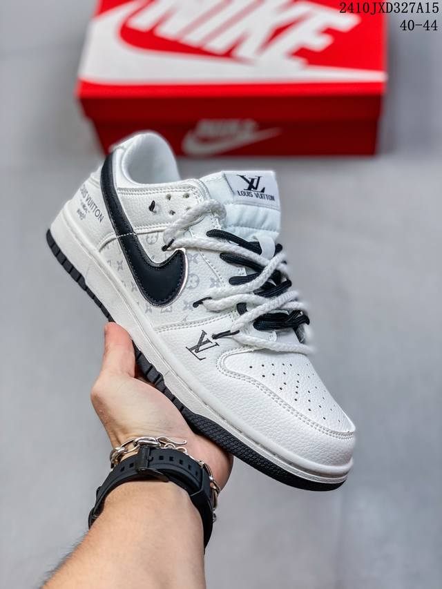 耐克 Nike Dunk Low Retro 运动鞋复古板鞋 双鞋带 解构绑带，作为 80 年代经典篮球鞋款，起初专为硬木球场打造，后来成为席卷街头的时尚标杆，