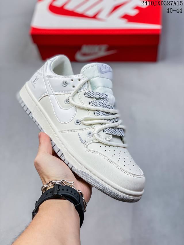 耐克 Nike Dunk Low Retro 运动鞋复古板鞋 双鞋带 解构绑带，作为 80 年代经典篮球鞋款，起初专为硬木球场打造，后来成为席卷街头的时尚标杆，