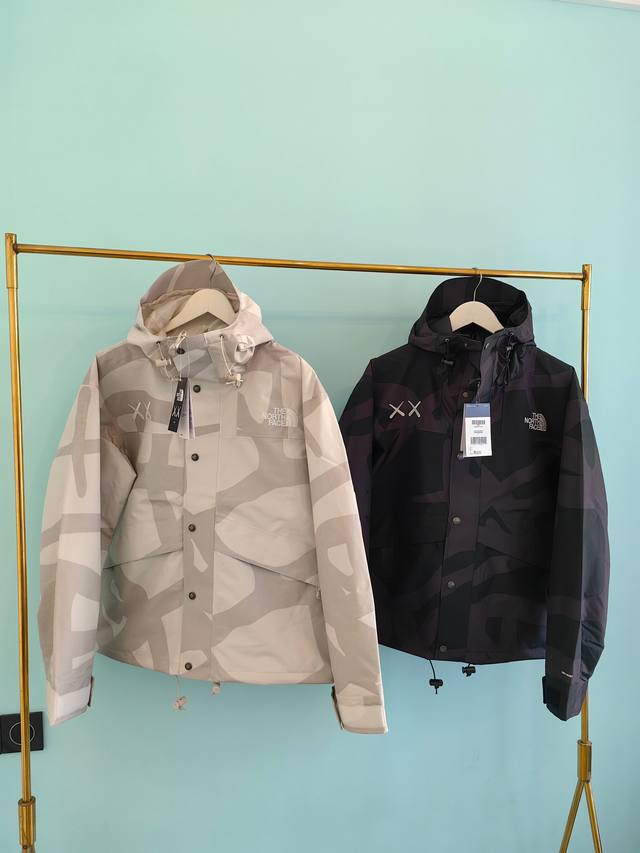 The North Face X Xx Kaws 联名款 Fw22 户外拼色硬壳连帽冲锋衣 Tnf北面潮流限定款 潮流男女都不可错过的一款梦幻联动连帽冲锋衣 北