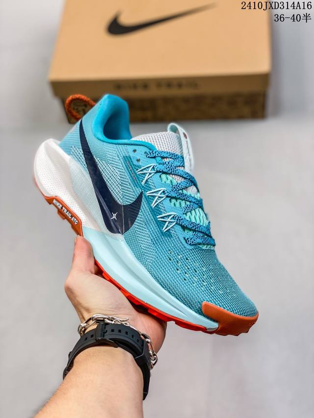 公司级nike Reactx Pegasus Trail 5 Next Nature 越野跑步鞋 登月兼顾迅疾外观和稳固脚感 后跟覆面和中足动态支撑巧妙融合 缔