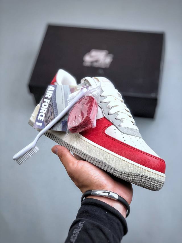 内置芯片，可扫码版，支持手机nfc识别！ 纯原级别nike Air Force 1 Low 07 白灰红 原厂冲刀皮料切割干净 无任何毛边 清洁度细节完美 做工