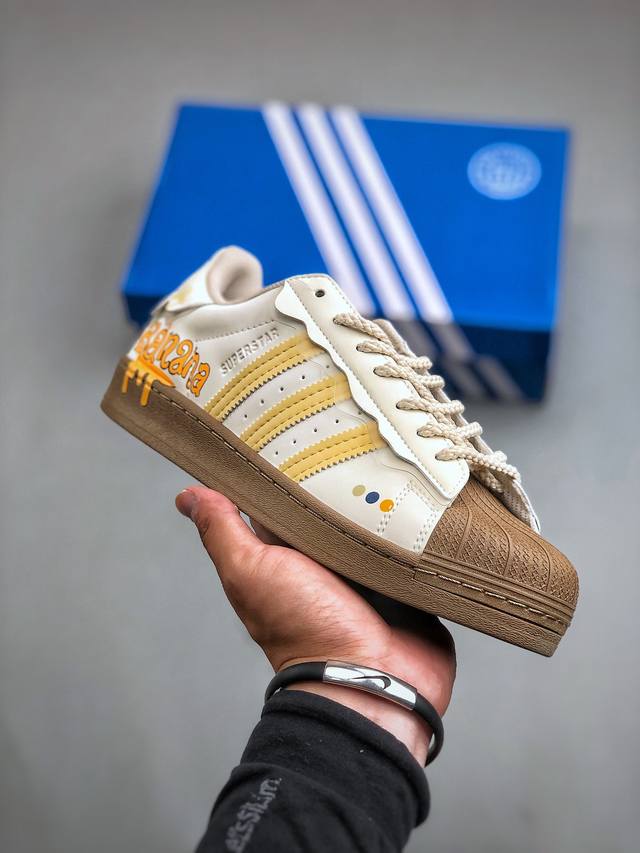 Adidas Originals Superstar 贝壳头 Banana 香蕉涂鸦 白棕黄采用全新头层拼接皮革材质 后跟采用特色3D立体印字 渠道正品订单 诠