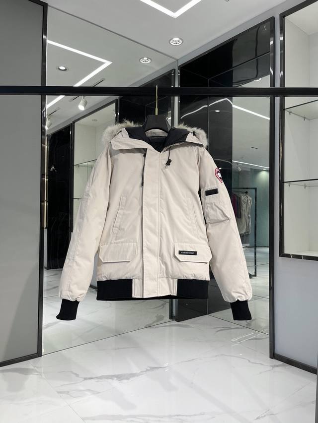 顶级版本，随意对比 Canada Goose 加拿大鹅 01款 Chilliwack系列飞行员夹克7999L 普京同款, 连帽抗寒羽绒服, 冬天必备。 随意搭配