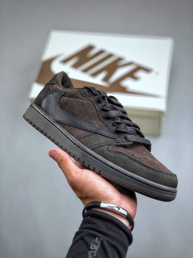 Fragment X Travis Scott X Air Jordan 1 Low 三方联名倒钩性价比原盒出货 全新的三方联名低帮倒钩鞋面延续了黑脚趾设计，整