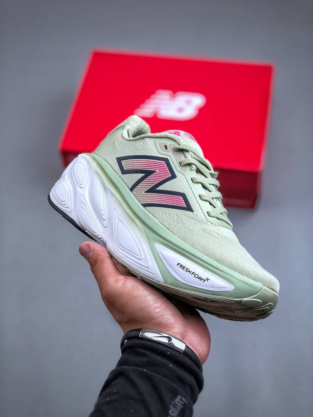 New Balance Nb Fresh Foam X More V4 舒适跑鞋凭借fresh Foam More，该系列的全新产品fresh Foam X M