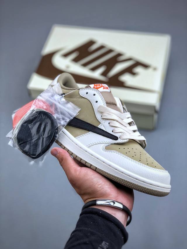 Fragment X Travis Scott X Air Jordan 1 Low 三方联名倒钩 性价比原盒出货 全新的三方联名低帮倒钩鞋面延续了黑脚趾设计，