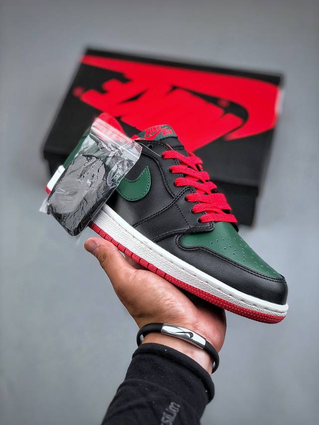 Air Jordan 1 Low “皮革黑绿红小古驰”Aj1乔1 低帮休闲板鞋 同步官方配色 正确满胶鞋垫 四线拉帮 原厂织唛标 鞋舌高弹海绵填充。货号：Cz0