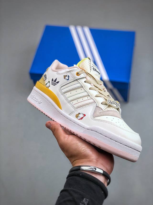 Adidas Forum 84 Low Og 低帮百搭潮流休闲运动板鞋以复古篮球鞋的外形为基础，采用皮革拼接，简约百搭，更加贴合舒适。中底内侧网格造型起到点睛之