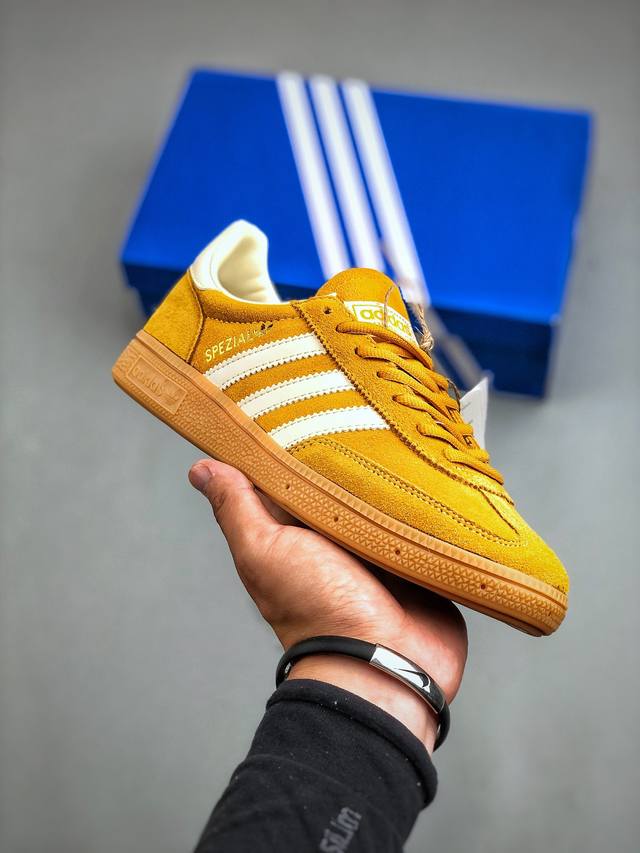 Adidas Originals Samba Handball Spezial 此款以简约大方的造型设计，给人以随性休闲的时尚格调，穿着舒适轻便，运动灵活自如，