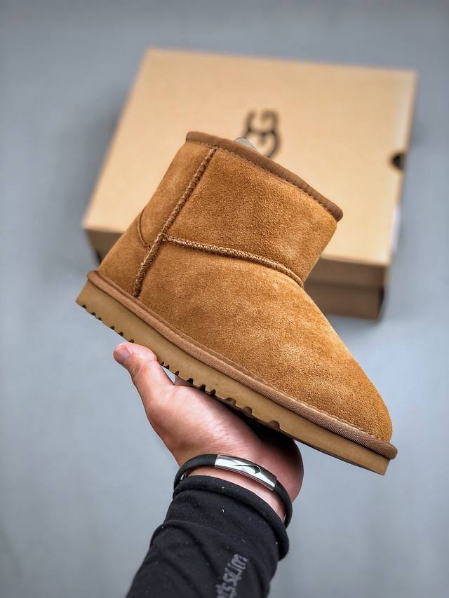 新货ugg Classic Mini 官方经典款 羊皮毛一体高品质 15Mm外跟+2Cm内增高 短筒雪地靴 采用tpu模压定型翻毛皮鞋面材质 内嵌人造卷曲羊毛毛