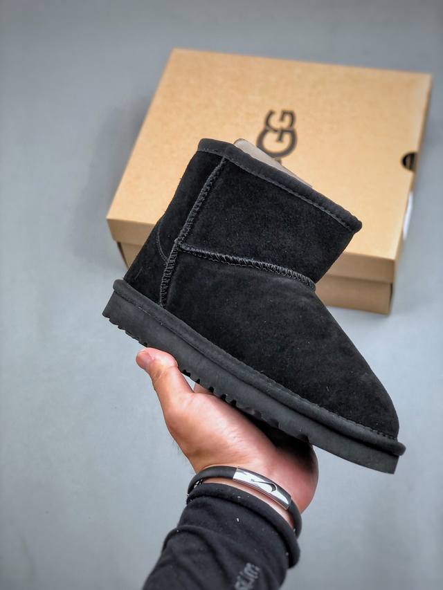 新货ugg Classic Mini 官方经典款 羊皮毛一体高品质 15Mm外跟+2Cm内增高 短筒雪地靴 采用tpu模压定型翻毛皮鞋面材质 内嵌人造卷曲羊毛毛