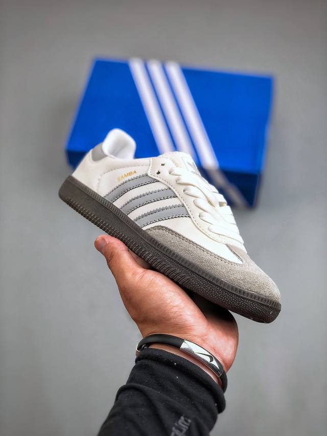 Adidas Samba Og 白色此款以简约大方的造型设计，给人以随性休闲的时尚格调，穿着舒适轻便，运动灵活自如，满足日常个性穿搭。货号：Jh6479 尺码：