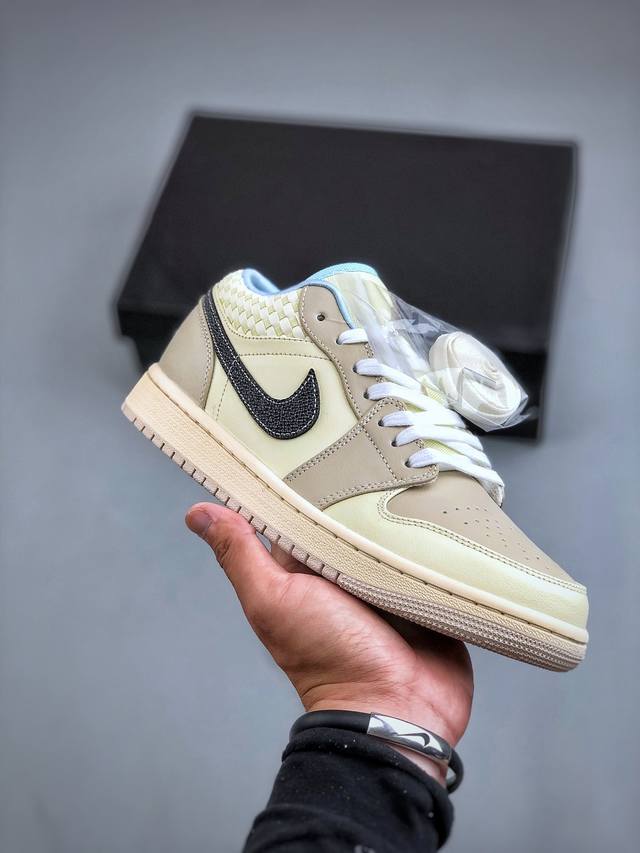 Air Jordan 1 Low Aj1 乔1沙土风 低帮复古篮球鞋 Hq3440-101 #配色采用温柔奶茶色搭配黑色logo以点缀，鞋舌金属飞人logo增加