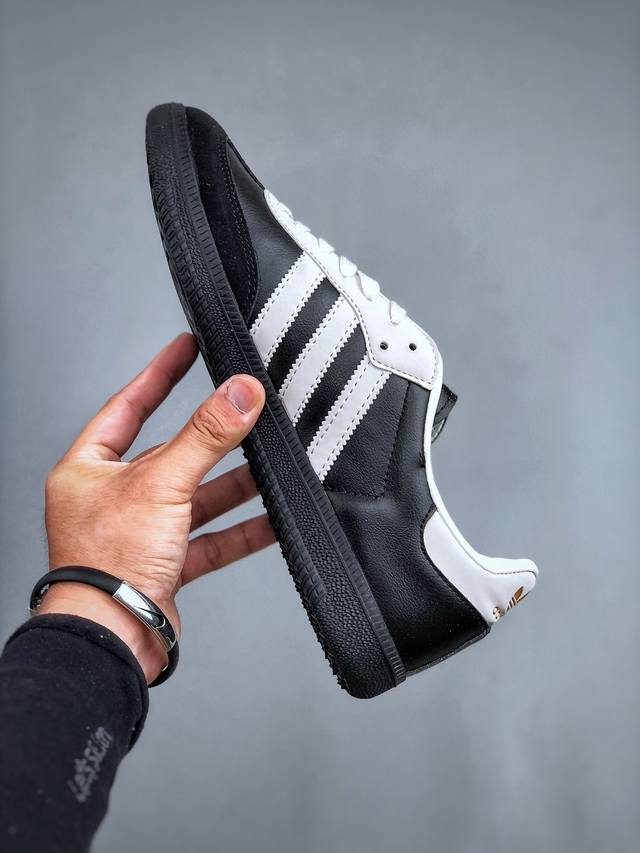 Adidas Samba Og 75Th Anniversary 黑色此款以简约大方的造型设计，给人以随性休闲的时尚格调，穿着舒适轻便，运动灵活自如，满足日常个