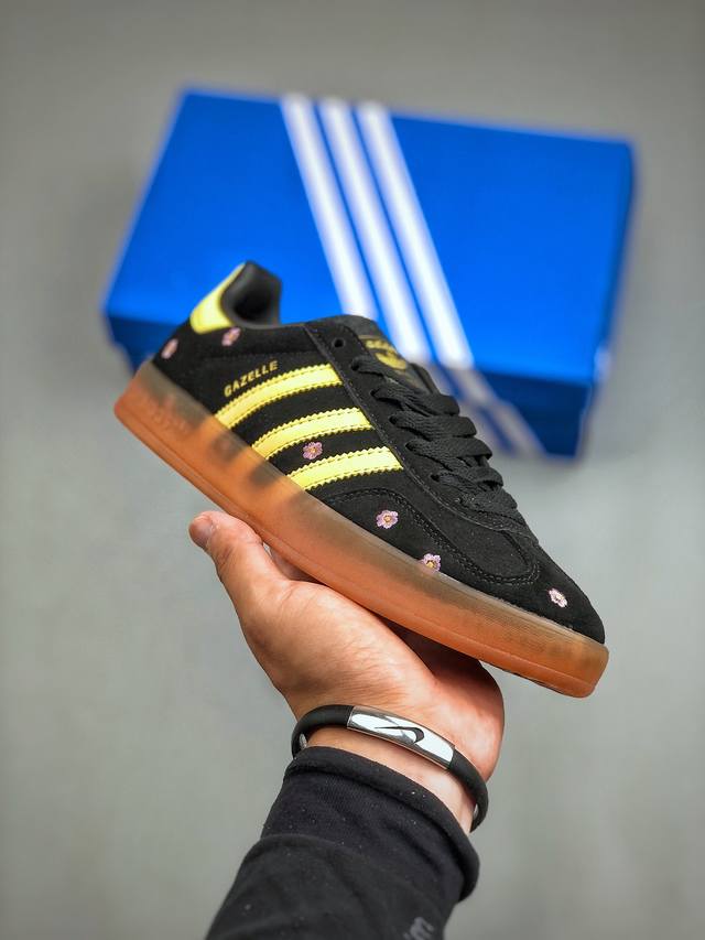 Adidas Gazelle Indoor Trainers 羚羊内训系列低帮复古百搭休闲运动德训风板鞋“黑黄粉小雏菊刺绣版”If4490 尺码：35-45 半