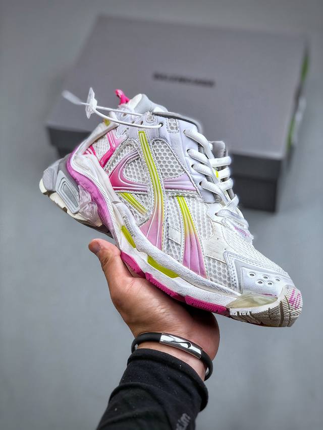 Fvg版本 Balenciaga Runner Sneaker 巴黎世家七代慢跑系列低帮复古野跑潮流运动鞋老爹鞋 尼龙和网布材质 磨损效果 鞋头边缘印有尺码 背