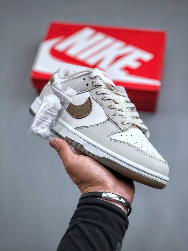 Nike Sb Dunk Low“光骨白奶咖棕”Fj4 -001 独家版型蒸餾加工帶來的是更好的视觉和脚感体验 清洁度 电绣工艺 皮料切割干净无任何毛边 细节完