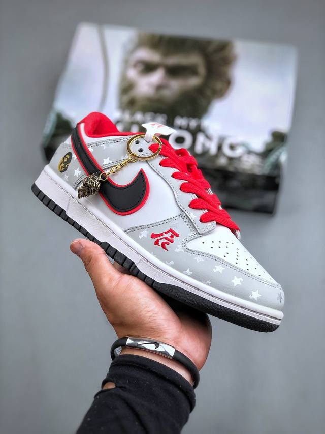 Bape X Nike Dunk Low 神话悟空此款主张打破传统的工业化流水线设计限制，以made By Ideas的超级创意为理念，集结众多潮流设计师，结合