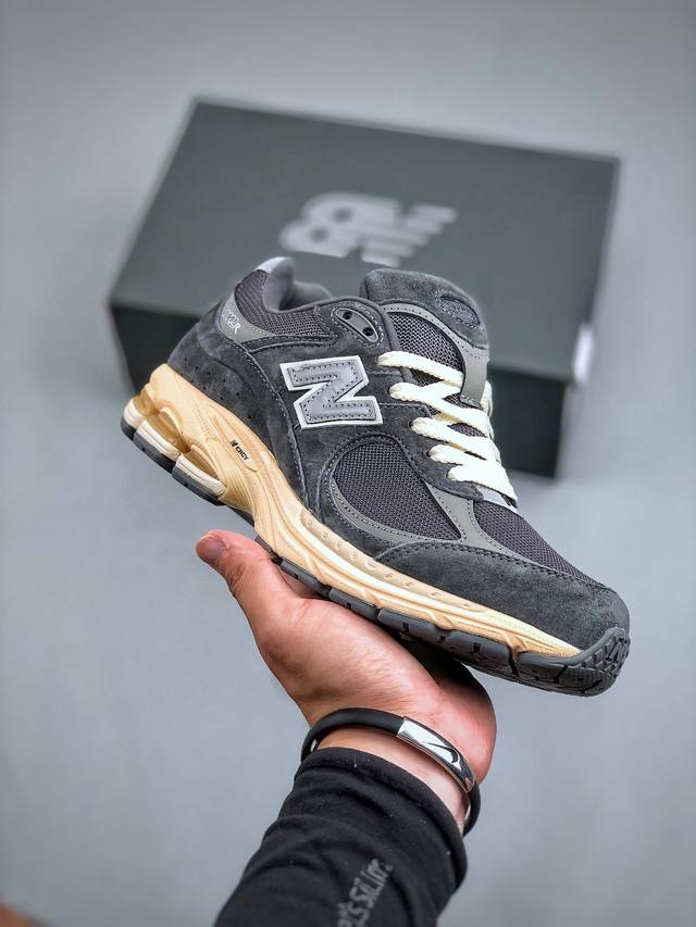 New Balance Ml2002 系列复古老爹风休闲鞋情侣百搭慢跑鞋运动鞋 Ml2002Rc 采用固色猪巴革拼接透气网眼织物鞋面材质 T-Beam大底提供足