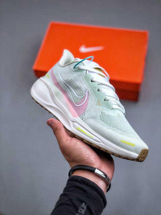 Nike Air Zoom Pegasus 41 登月跑鞋网面透气跑步鞋 兼顾迅疾外观和稳固脚感 后跟覆面和中足动态支撑巧妙融合 缔造稳定顺畅的迈步体验 采用密