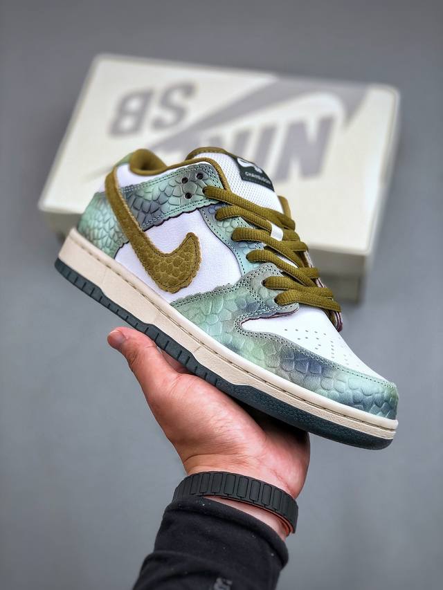 Alexis Sablone X Nike Sb Dunk Low 爬行动物 Sb低帮休闲板鞋 Hj3386-300 #鞋款采用白色优质翻折皮革结构，鞋头部位融