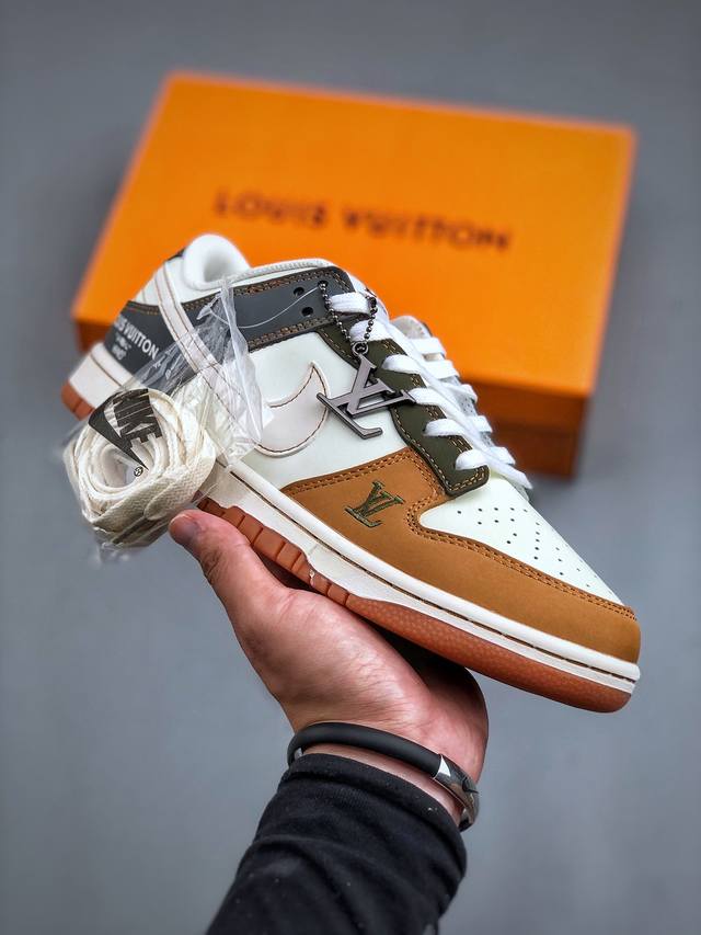 Lv X Nike Dunk Low 棕灰拼接此款主张打破传统的工业化流水线设计限制，以made By Ideas的超级创意为理念，集结众多潮流设计师，结合时下