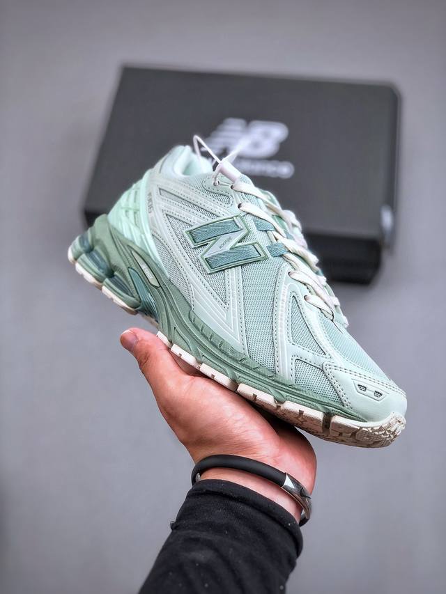 New Balance 1906R 联名复古潮流休闲运动慢跑鞋 上架实拍原鞋打版 细节完美 鞋面由透气网眼与绒面皮革组成#以encap中底配n-Ergy缓震科技