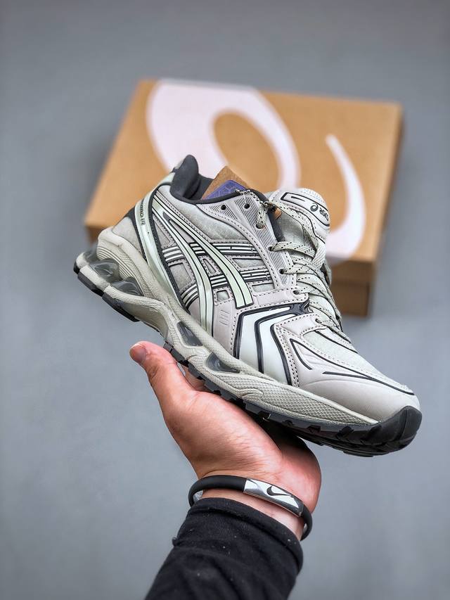 Asics Gel-Kayano 14 亚瑟士经典跑鞋 如今机能风和户外风吹得正劲，便是主打“Urban Outdoor机能越野风格”，城市和户外场景都能轻松应