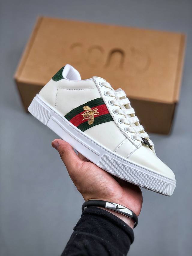 Gucci 2024轻奢单品 古驰百搭休闲运动板鞋 明星同款 小红书爆款 精选头层小牛皮 鞋面走线工整 清晰质感 高端时尚 简约大气 防滑舒适 鞋底采用固特异内