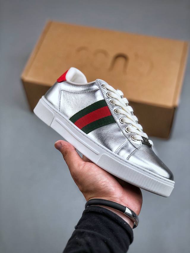 Gucci 2024轻奢单品 古驰百搭休闲运动板鞋 明星同款 小红书爆款 精选头层小牛皮 鞋面走线工整 清晰质感 高端时尚 简约大气 防滑舒适 鞋底采用固特异内