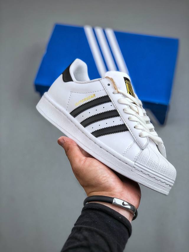 Adidas Originals Superstar 经典贝壳头休闲板鞋 Eg4958 头层抗裂牛皮加持 贝壳头 在70年代的美国职业篮球场上 接近3 4的nb