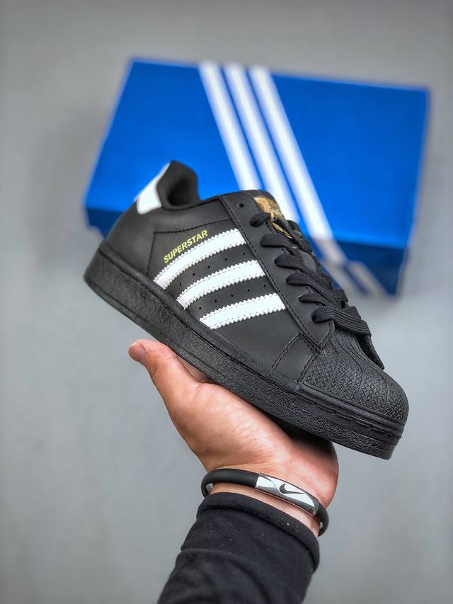 Adidas Originals Superstar 经典贝壳头休闲板鞋 Eg4959 头层抗裂牛皮加持 贝壳头 在70年代的美国职业篮球场上 接近3 4的nb