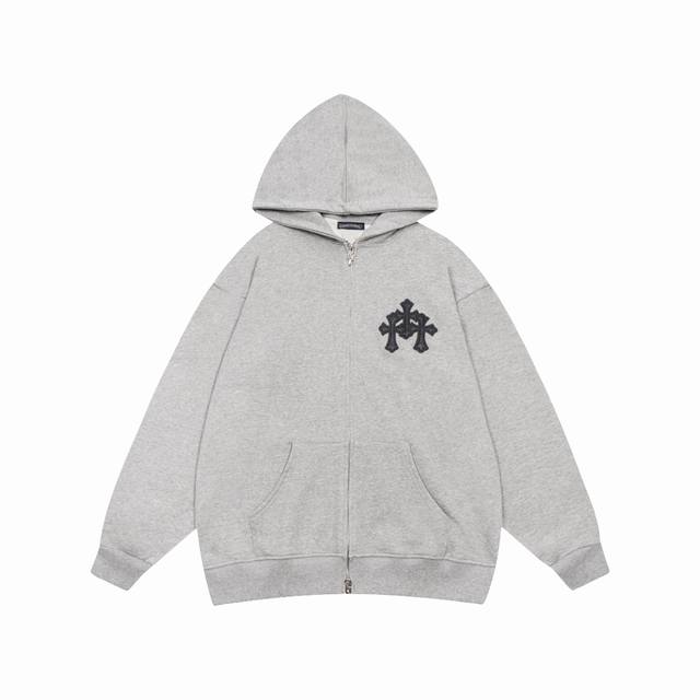 高版本chrome Hearts 克罗心 皮标十字开衫连帽外套，男女同款。三个叠绣在一起的皮标十字架作为胸标凸显了整件衣服的亮点，辨识度和高奢风都在这一刻表达的