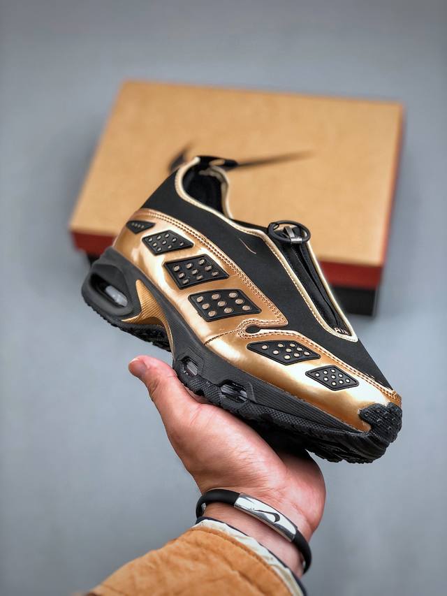 Nike Air Max Sndr 自 1999 年便走在时代尖端，如今强势回归，气势更胜以往。这款传奇运动鞋不断打破框架。鞋跟还配有 Max Air 缓震系统