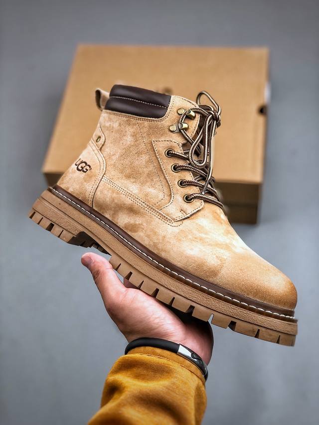 新货ugg 2024秋冬新品 男女同款户外中帮休闲马丁靴雪地靴系列 #情侣款设计 代购专供品质 面料采用进口头层牛皮材质 鞋内里采用毛茸一体内里保暖锁热。外置防