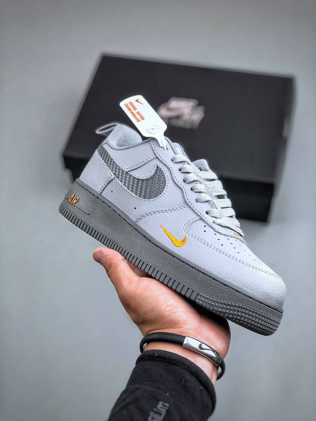 耐克 Nike Air Force 1 ’07小金勾 空军一号低帮百搭休闲运动板鞋。柔软、弹性十足的缓震性能和出色的中底设计，横跨复古与现代的外型结合，造就出风