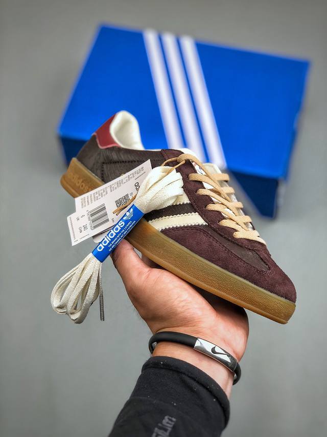 Adidas Originals Gazelle Indoor 棕白红三叶草休闲防滑耐磨低帮板鞋鞋头出色设计 塑就出众贴合感稳固的后跟贴合足部曲线设计软弹舒适