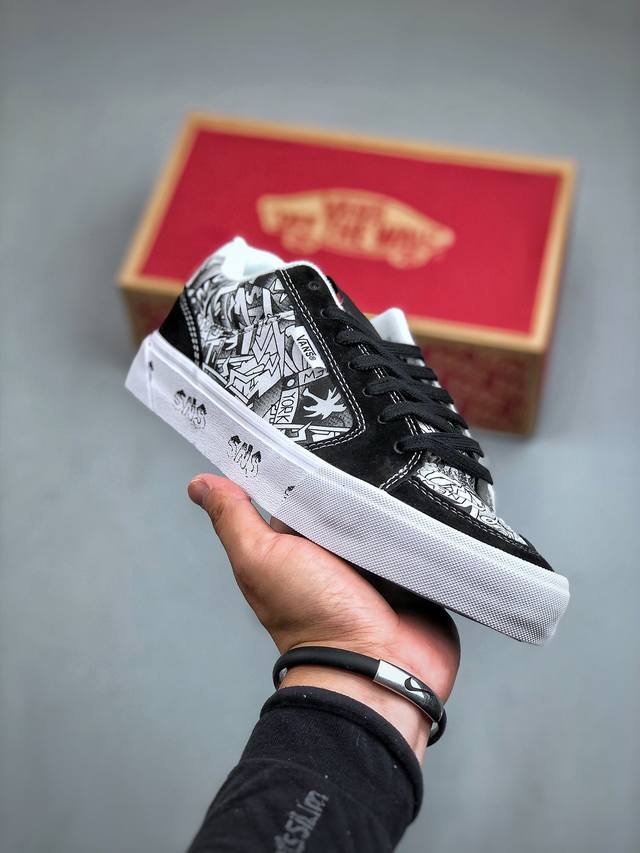 全新面包鞋3代。Vans Vault Vlt Knu Skool Lx Sns 高端联名黑白复古面包鞋。配黑白双鞋带。以当地 Venice 沙滩为主题，设计上致