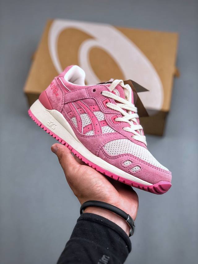 Asics Gel-Lyte 3 复古单品 Gel-Lytetmii Og运动鞋再次以其90年代初期的原始形状和结构出现。轮廓由三井茂之 Shigeyuki M