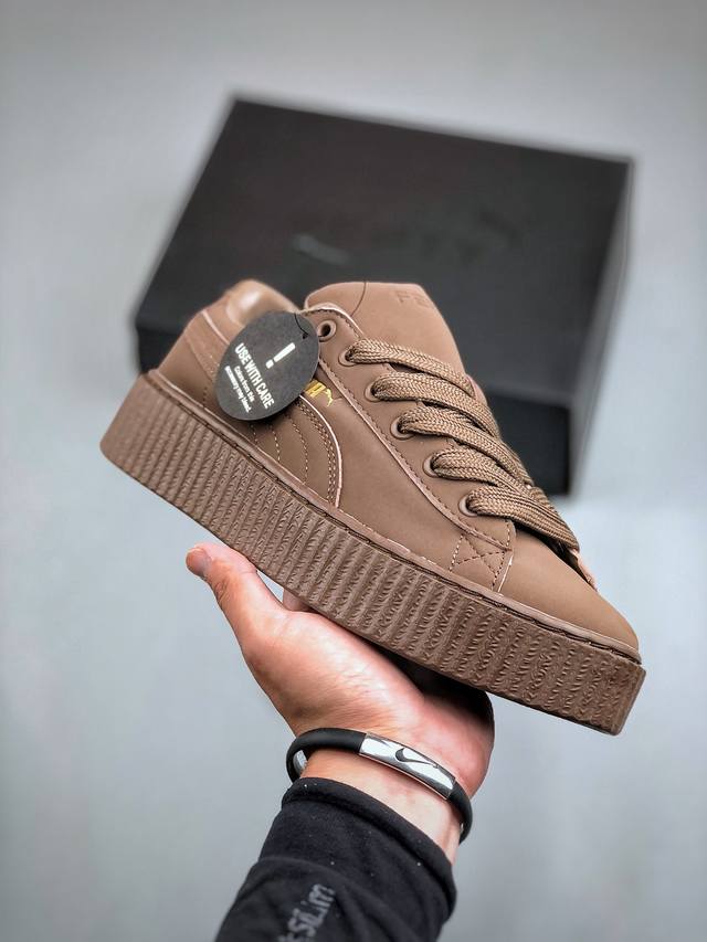 Puma X Fenty Creeper Phatty 复古单品经典回归 彪马低帮休闲板鞋这双鞋子继承了puma最经典的creeper鞋款的外观蕾哈娜还以赋予了