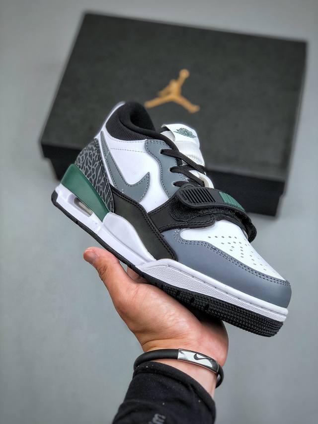 Air Jordan Legacy 312 “深灰白黑金属墨绿”有着交错结合的设计，它的名字就展现出它所包含的鞋款元素，312 分别对应了 Air Jordan