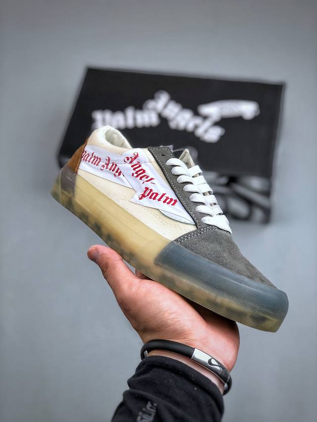 今年年初的米兰时装周上，Palm Angels 与 Vans Vault 最新联名的 Old Skool Vlt Lx 就敢这么做！具有意大利血统的 Palm