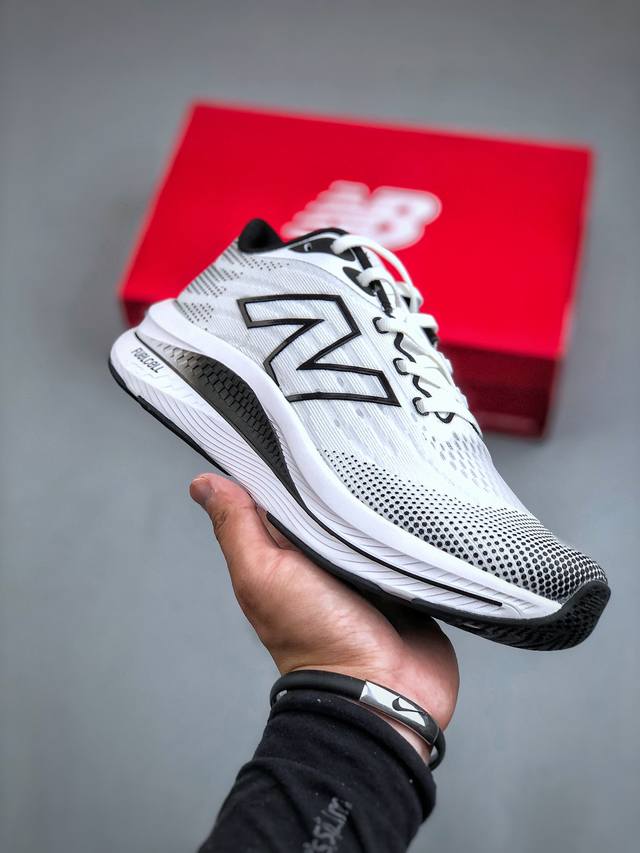 New Balance Nb Fuelcell 轻量跑鞋 货号：Mwwkecc1 尺码：40-45