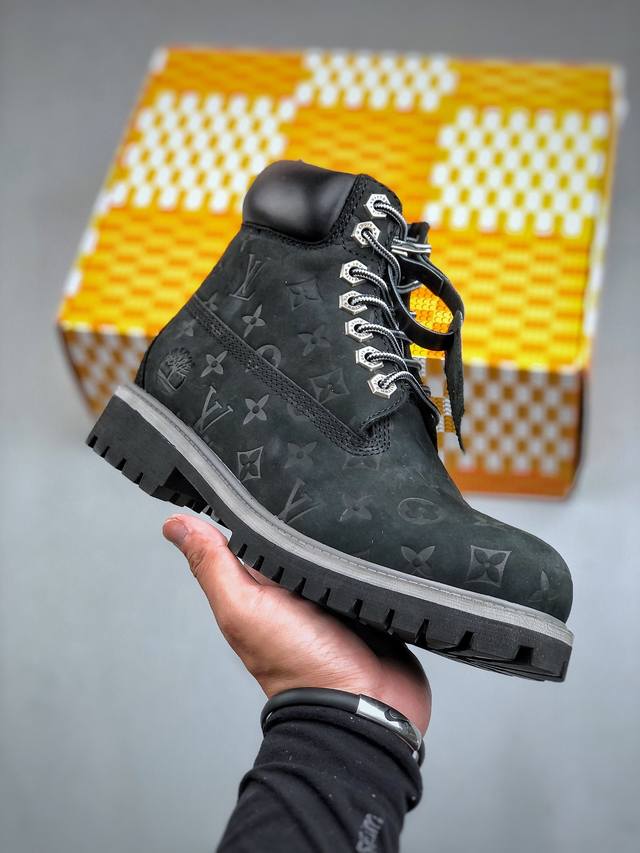 Lv X Timberland 添柏岚 联名款 老花 压花 大黄靴 及踝靴 短靴 Lv X Timberland 及踝靴取材 Monogram 压纹 磨砂面牛皮