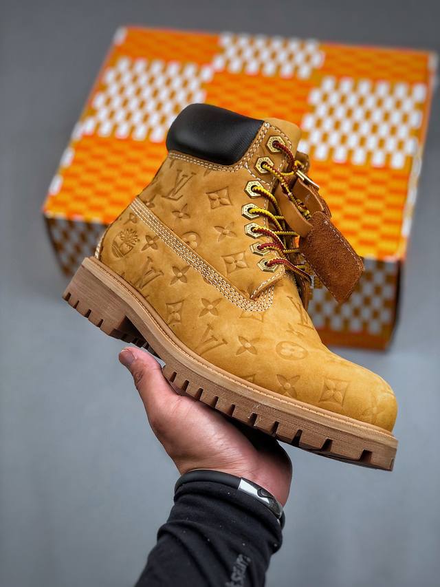 Lv X Timberland 添柏岚 联名款 老花 压花 大黄靴 及踝靴 短靴 Lv X Timberland 及踝靴取材 Monogram 压纹 磨砂面牛皮