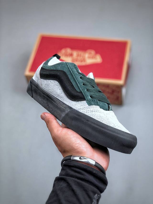 Vans Og Classic Slip-Og 酸洗复古 灰黑面包鞋 鞋款采用高锰酸钾等化学剥色 将洗后的布料制成雪花状的一种特殊工艺。酸洗图案最早起源于van