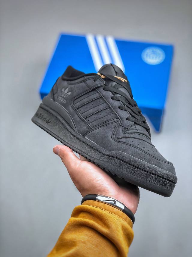 Adidas Forum Low Cl 低帮百搭潮流休闲运动板鞋以复古篮球鞋的外形为基础，采用皮革拼接，简约百搭，更加贴合舒适。中底内侧网格造型起到点睛之笔，外