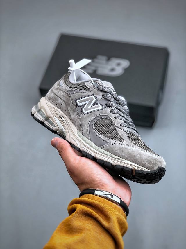 New Balance Wl2002 复古休闲跑步鞋 Ml2002Rc #鞋款延续了经典科技，升级版n-Ergy缓震物料机能与材质上脚太舒适了，鞋面的柔软麂皮搭