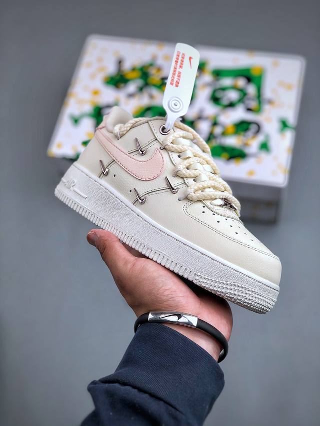 Nike Air Force 1'07 Low 粉色解构四勾 空军一号低帮休闲板鞋 Fc8110-181 #用解构绑带的设计去增加了鞋子的层次感，米色和粉色搭配